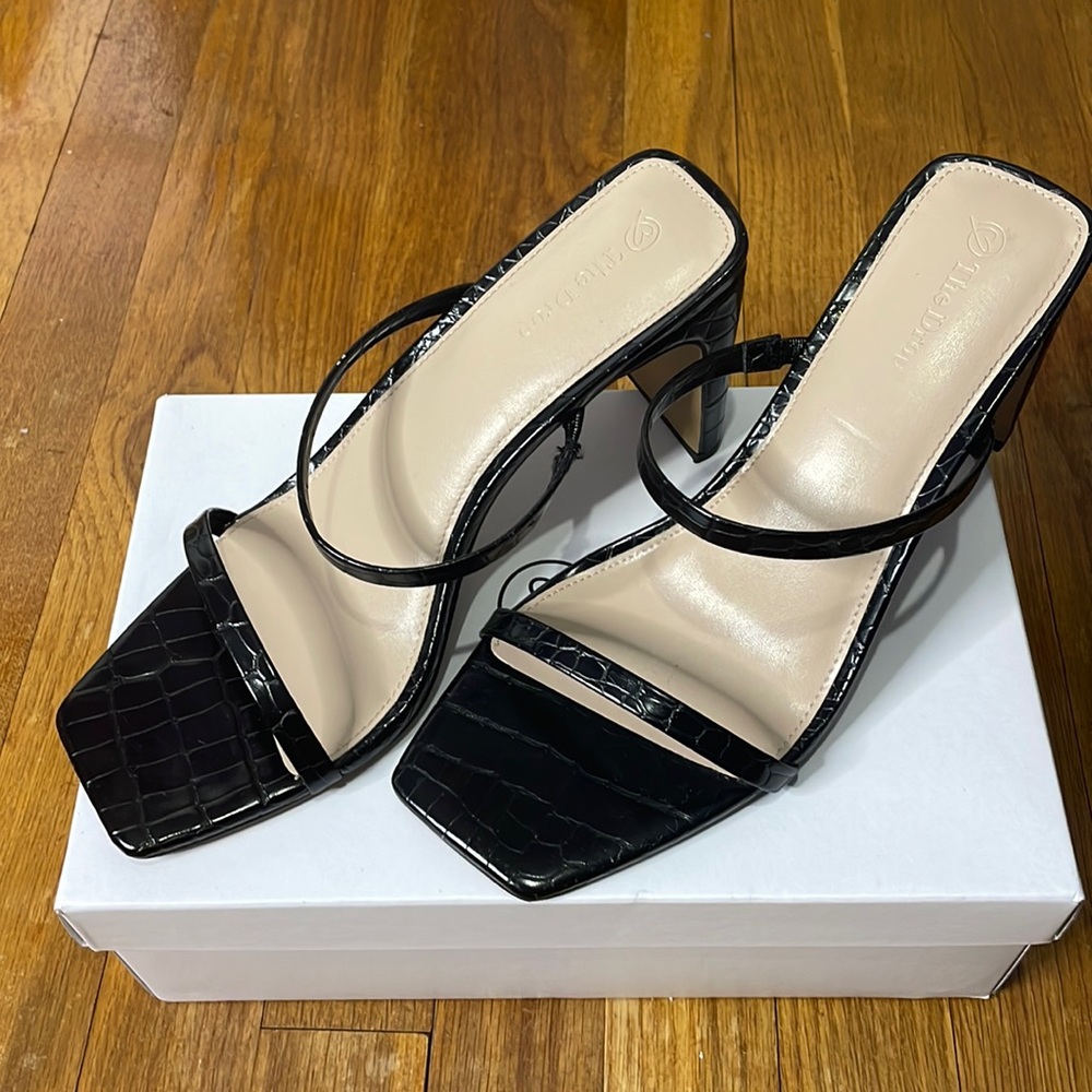 The Drop Avery Sandal